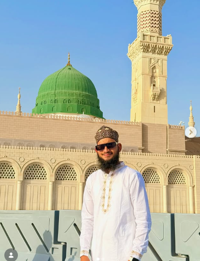Founder of Al-Hamza Tours guiding pilgrims at Masjid an-Nabawi